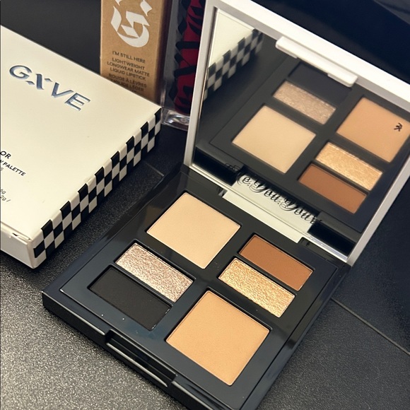 GXVE Eye See In Color Eyeshadow Palette with lip gloss - Picture 3 of 3